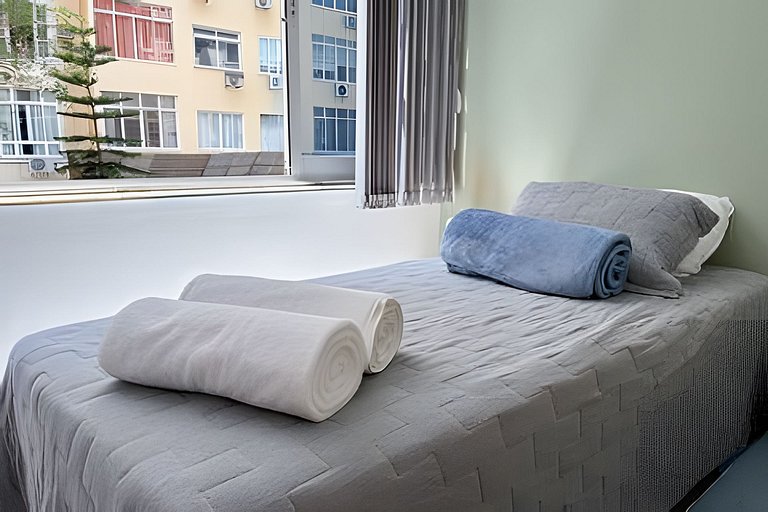 Confortável 2 quartos com vaga de garagem em Copa