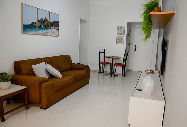 Confortável 2 quartos com vaga de garagem em Copa