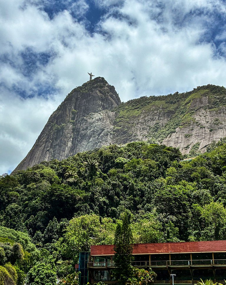 Vista deslumbrante para o Cristo em cobertura aconchegante