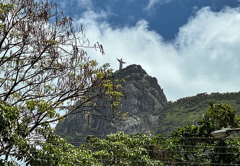 Vista deslumbrante para o Cristo em cobertura aconchegante
